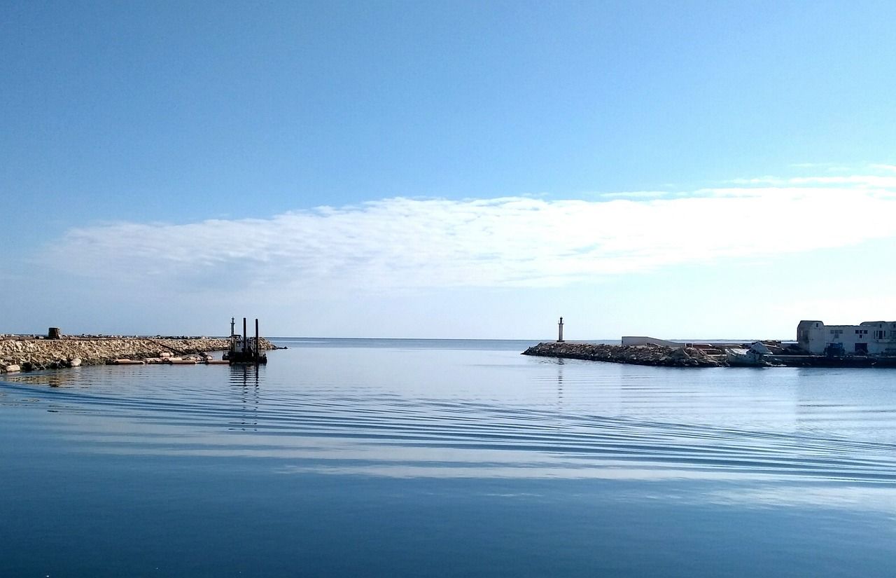 découvrez la tunisie, destination riche en histoire, culture et paysages magnifiques, entre mer méditerranée, désert du sahara et villes animées.
